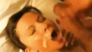 فحل يقذف لبنه على وجه مزه شقراء