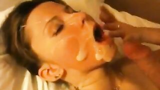 فحل يقذف لبنه على وجه مزه شقراء